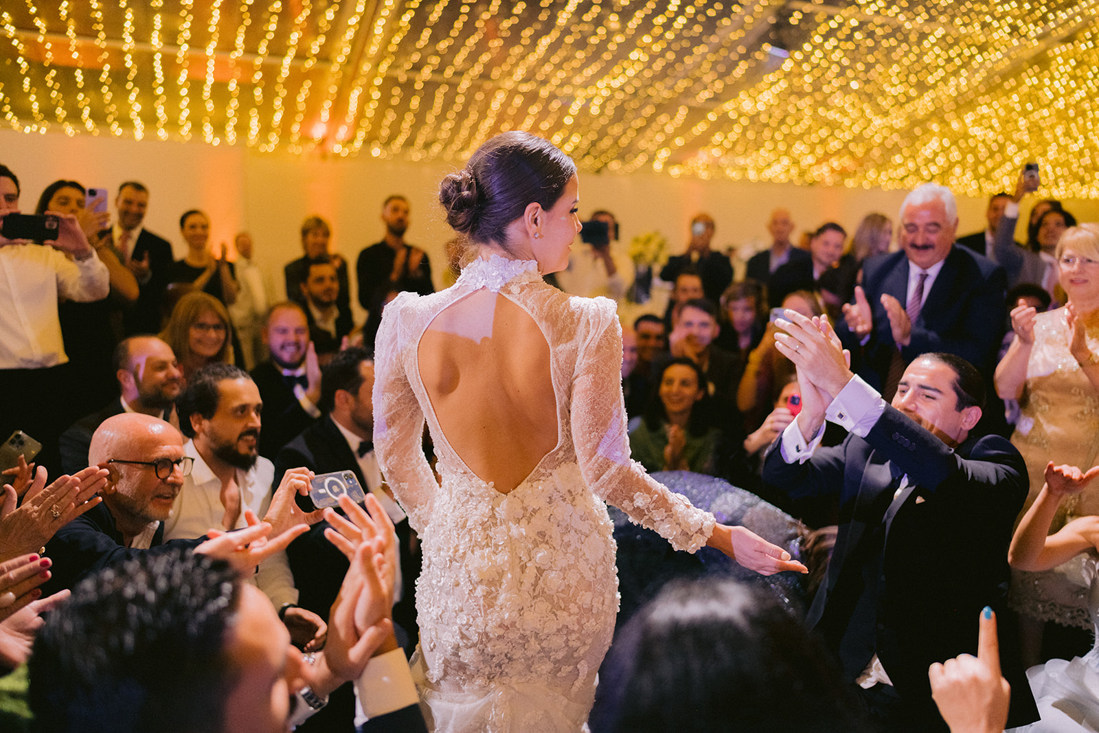 une mariée danse devant ses invités